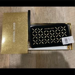 ✨Michael Kors Studded Wallet wristlet ✨